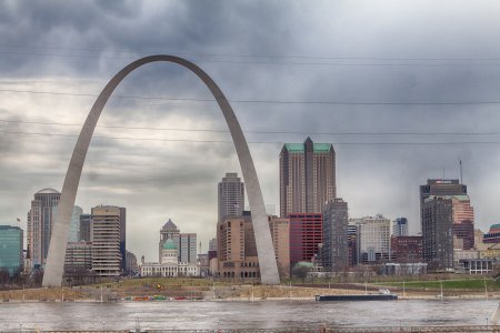 De Gateway Arch in Saint Louis Missouri, vanuit Illinois